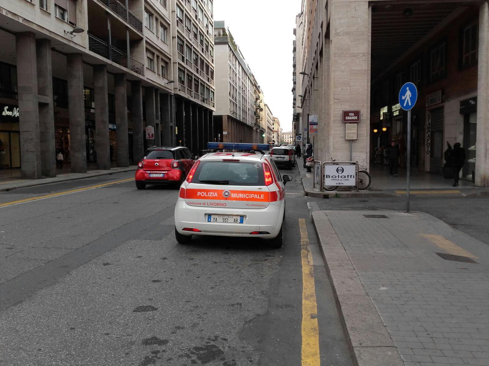 In auto senza patente, revisione e assicurazione: maxi multa e sequestro