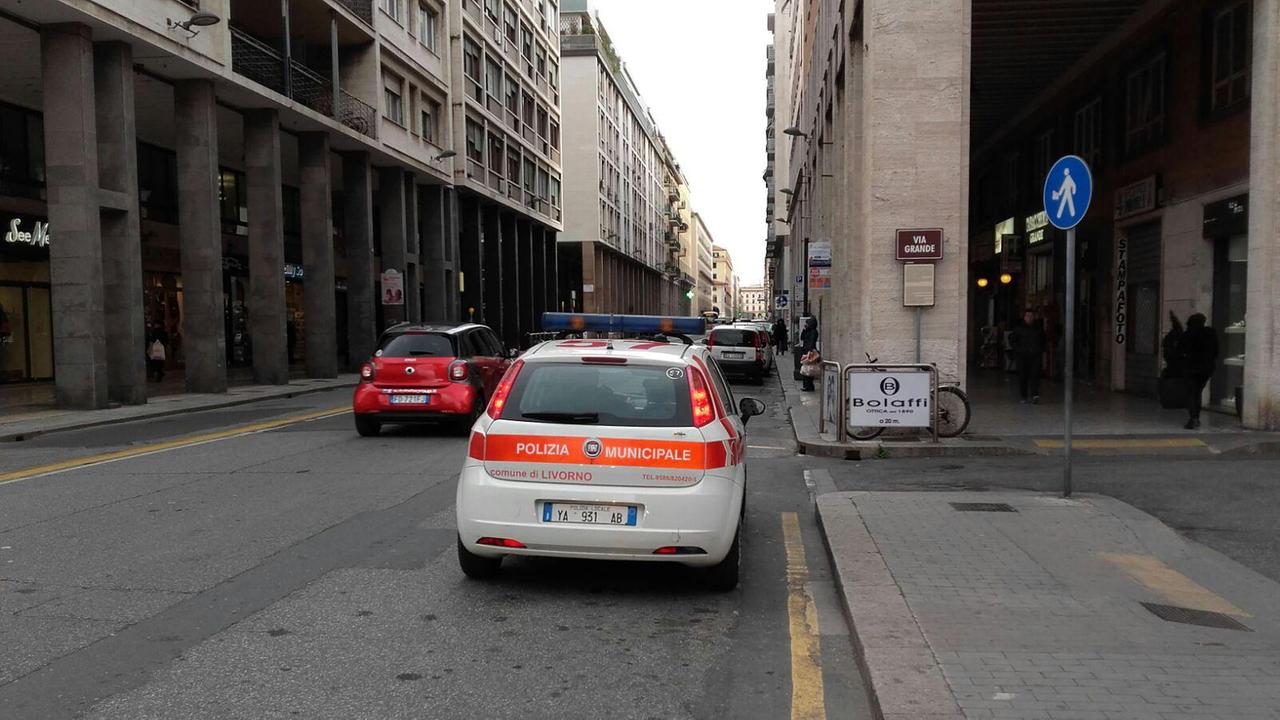 In auto senza patente, revisione e assicurazione: maxi multa e sequestro