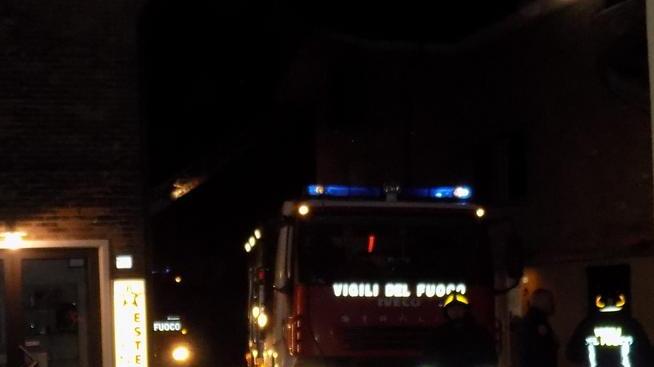 Per spegnere l’incendio rimangono ustionati