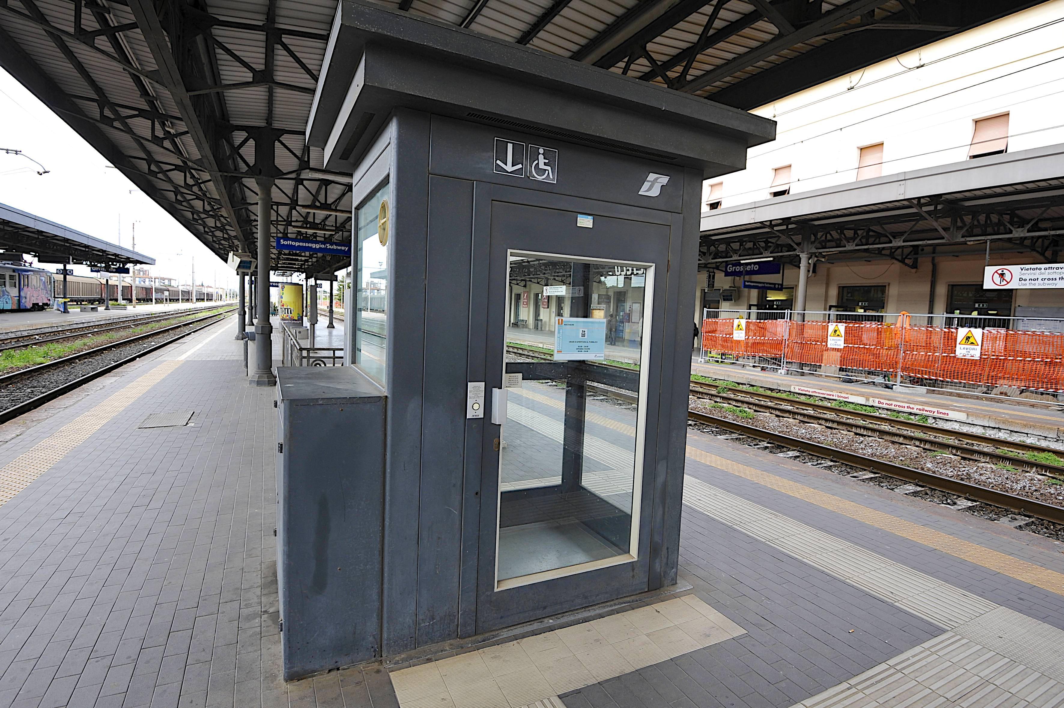 Bloccata nell'ascensore della stazione, la liberano i vigili del fuoco 