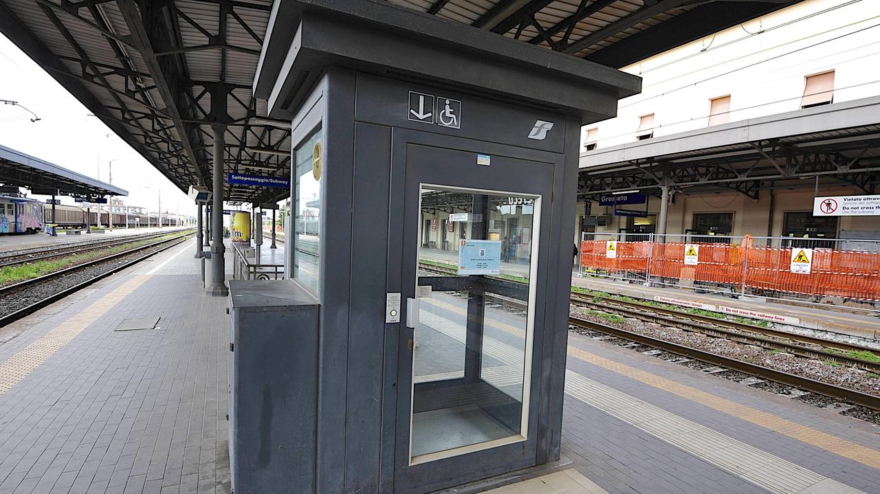 Bloccata nell'ascensore della stazione, la liberano i vigili del fuoco