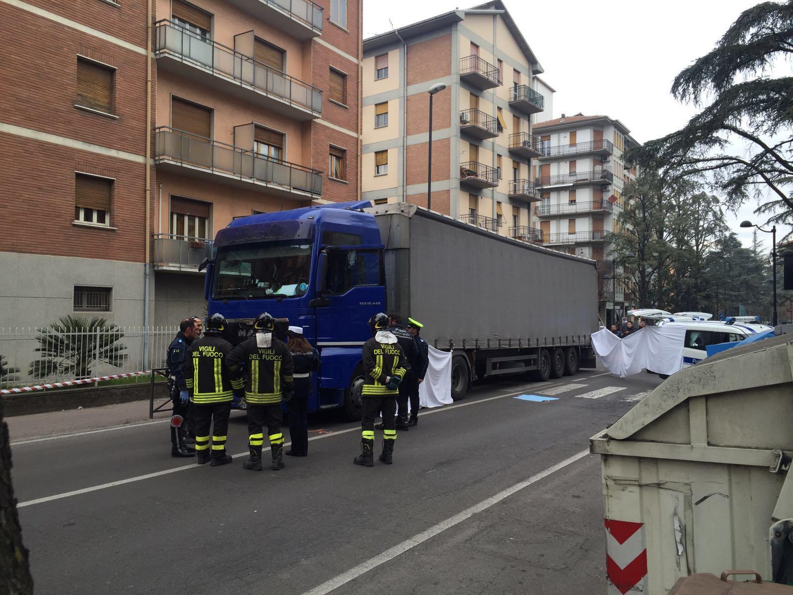 Reggio Emilia, travolta da un camion mentre attraversa la strada: muore un'anziana 