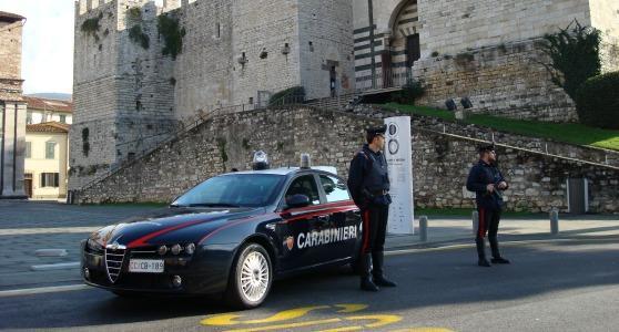 Una pattuglia di carabinieri controlla piazza della Carceri 
