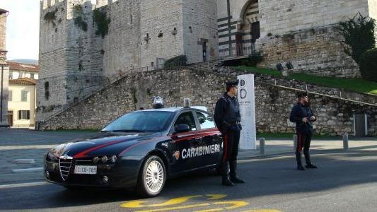 Una pattuglia di carabinieri controlla piazza della Carceri
