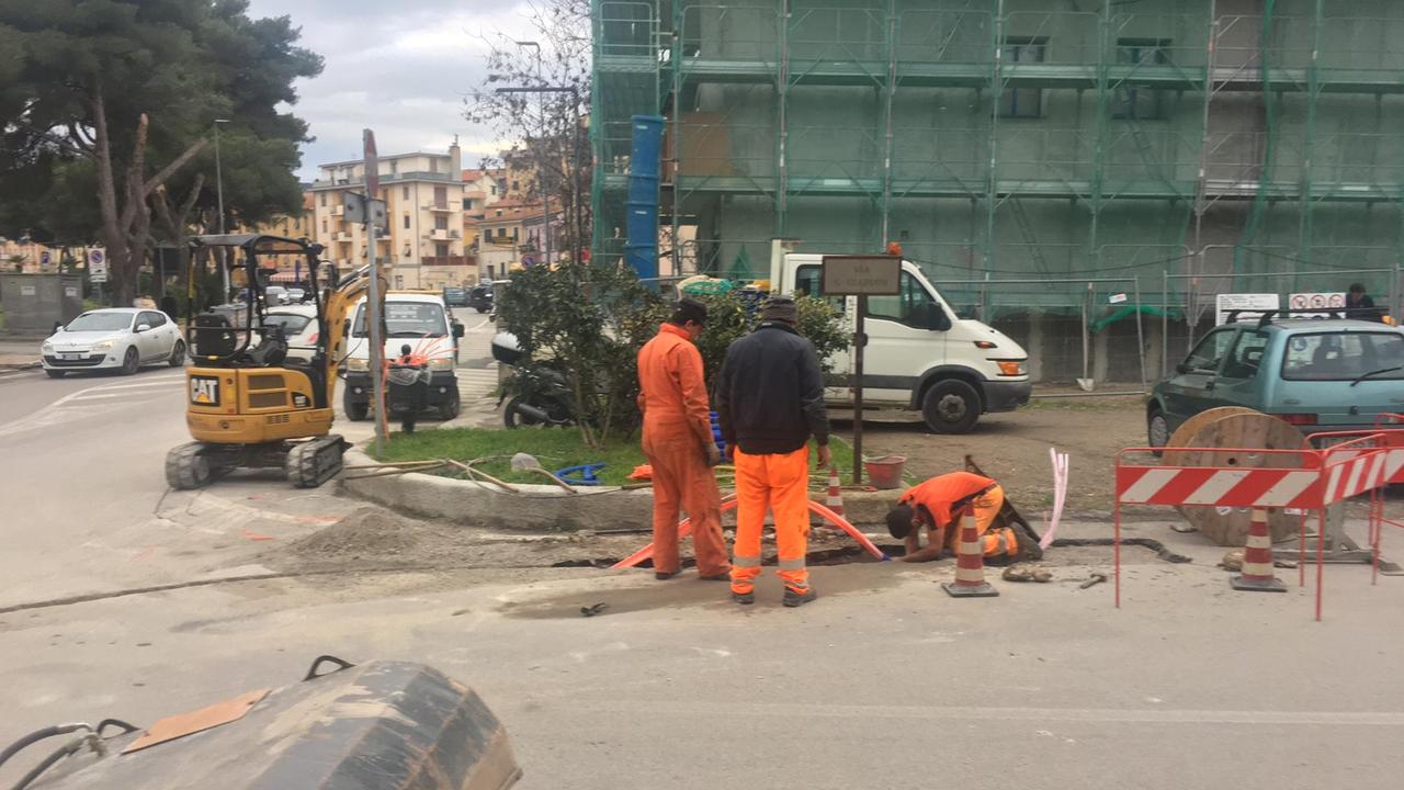 Tecnici al lavoro per riparare il guasto alla fibra