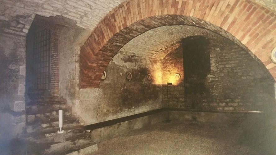 La stanza centrale delle antiche prigioni sotto la Chiesa delle Carceri