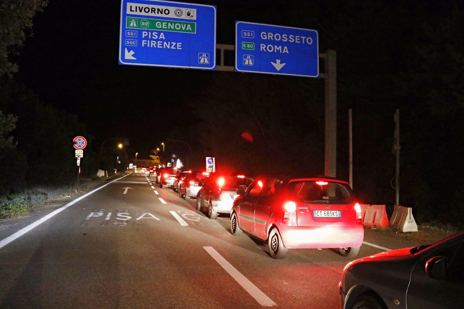 Auto in coda alle porte del Romito (Marzi/Pentafoto)
