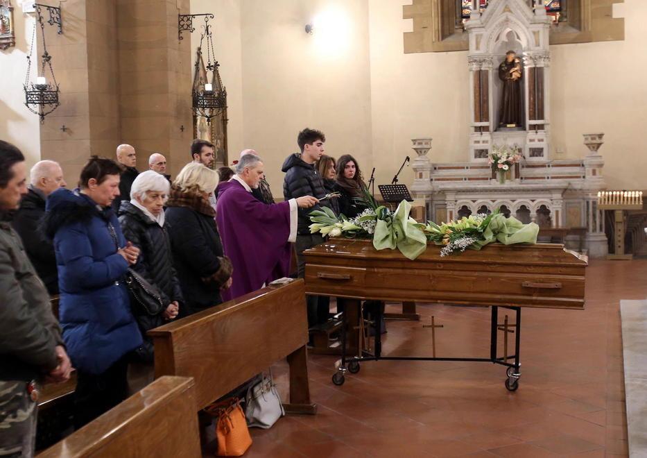 Un momento della cerimonia funebre nella chiesa di Sant’Antonio (Foto Nucci)