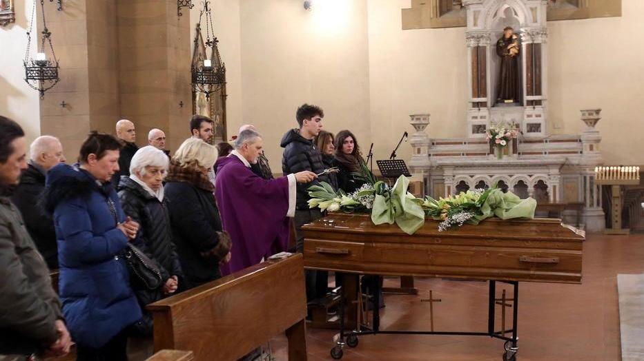 Un momento della cerimonia funebre nella chiesa di Sant’Antonio (Foto Nucci)