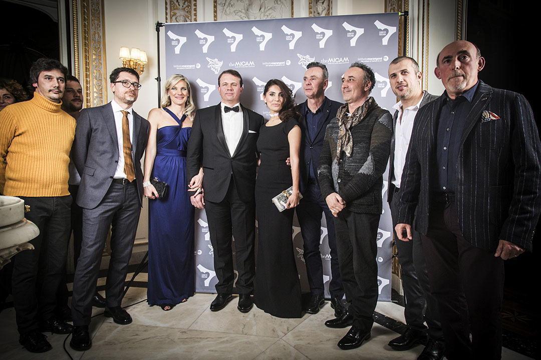 L'attrice Caterina Murino, al centro della foto, alla serata a Firenze del consorzio Cuoio di Toscana
