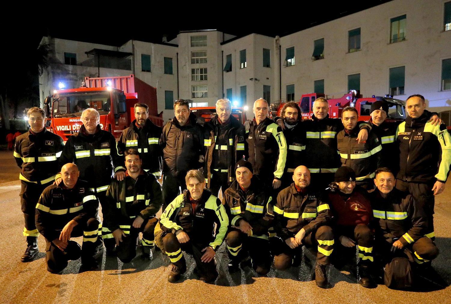 Foto di gruppo per i vigili del fuoco pisani 
