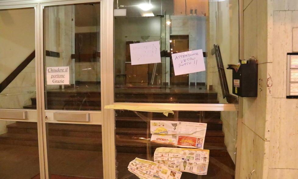 In frantumi il portone di un palazzo