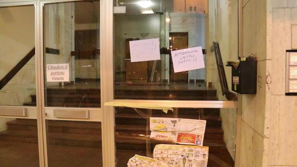 In frantumi il portone di un palazzo