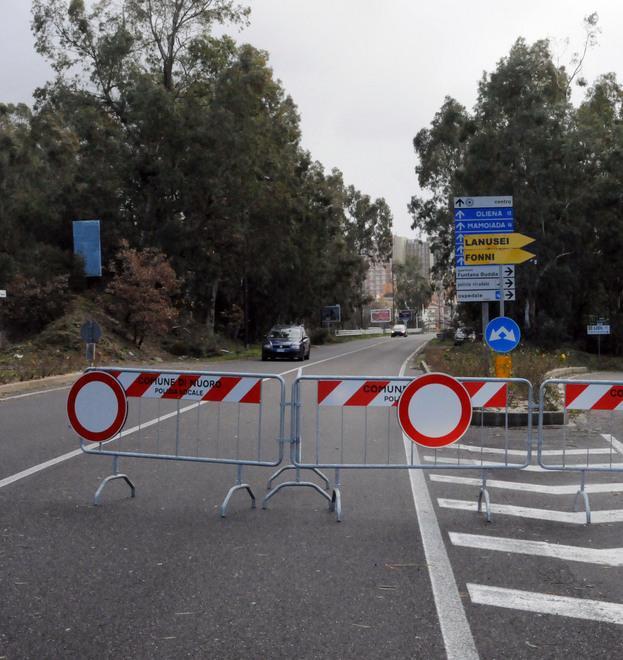 Alberi caduti e altre frane chiuse di nuovo le scuole 
