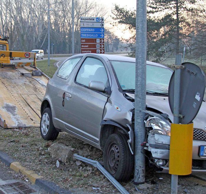 Va a sbattere con l’auto contro un palo e la segnaletica