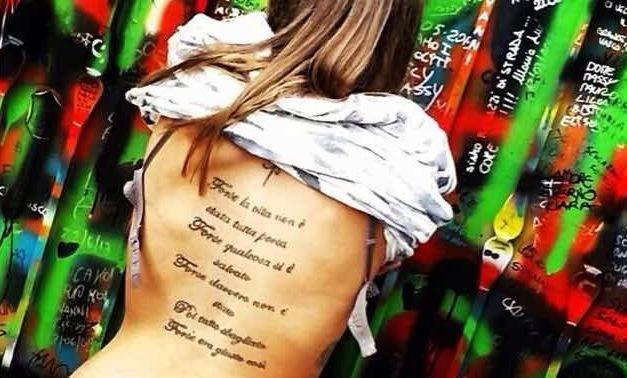 Elisabetta, una schiena tatuata con le parole di Vasco Rossi