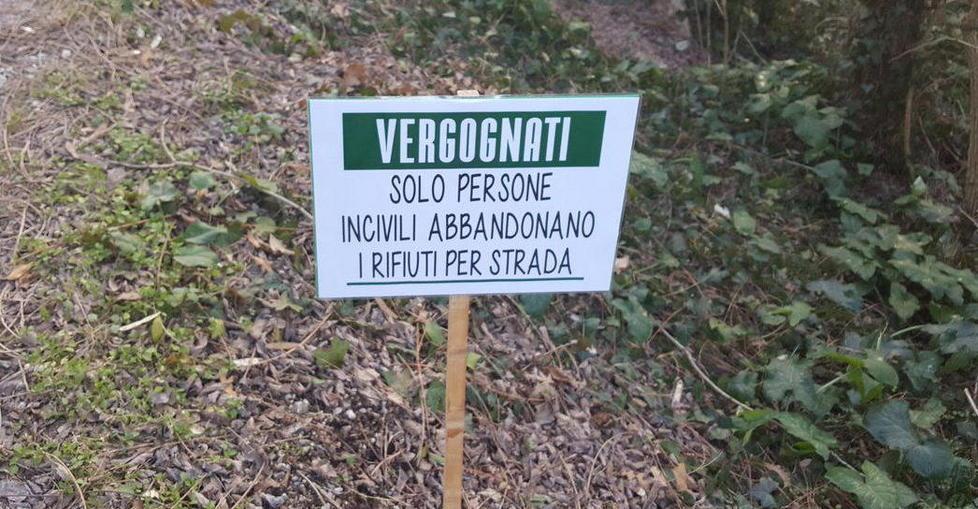 Un cartello contro chi abbandona rifiuti