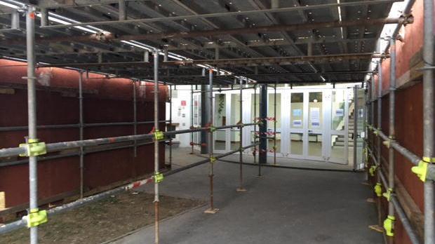Un tunnel garantisce l’ingresso a scuola in tutta sicurezza
