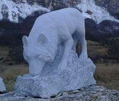 Una statua in marmo dedicata al lupo 