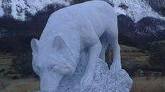 Una statua in marmo dedicata al lupo