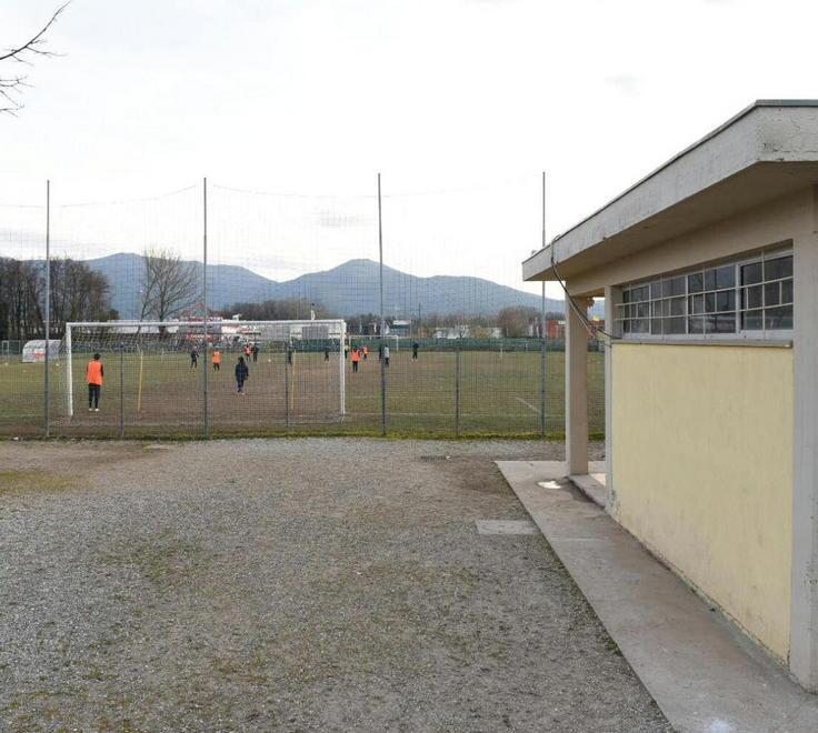 Calci e pugni a un avversario nella gara giovanile 