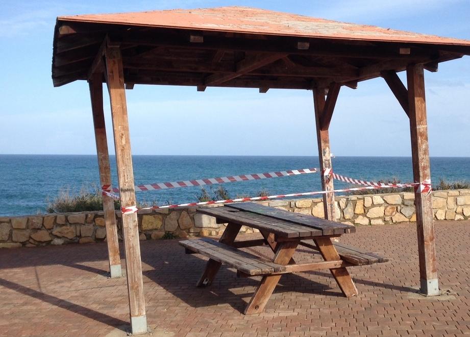 Gazebo pericolante e transennato