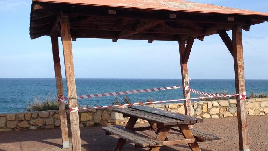 Gazebo pericolante e transennato