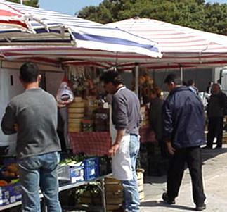 Il mercatino trasloca Doppio parcheggio: Poste e Punta Chiara 