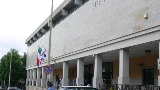 Aggredisce i genitori e finisce in manette