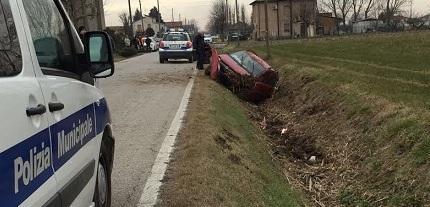 Finisce nel fosso a bordo dell’auto 