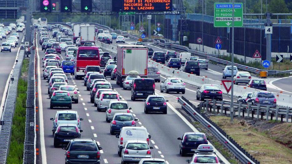 Modena. Schianto mortale in A1, traffico paralizzato: 11 chilometri di coda verso Bologna