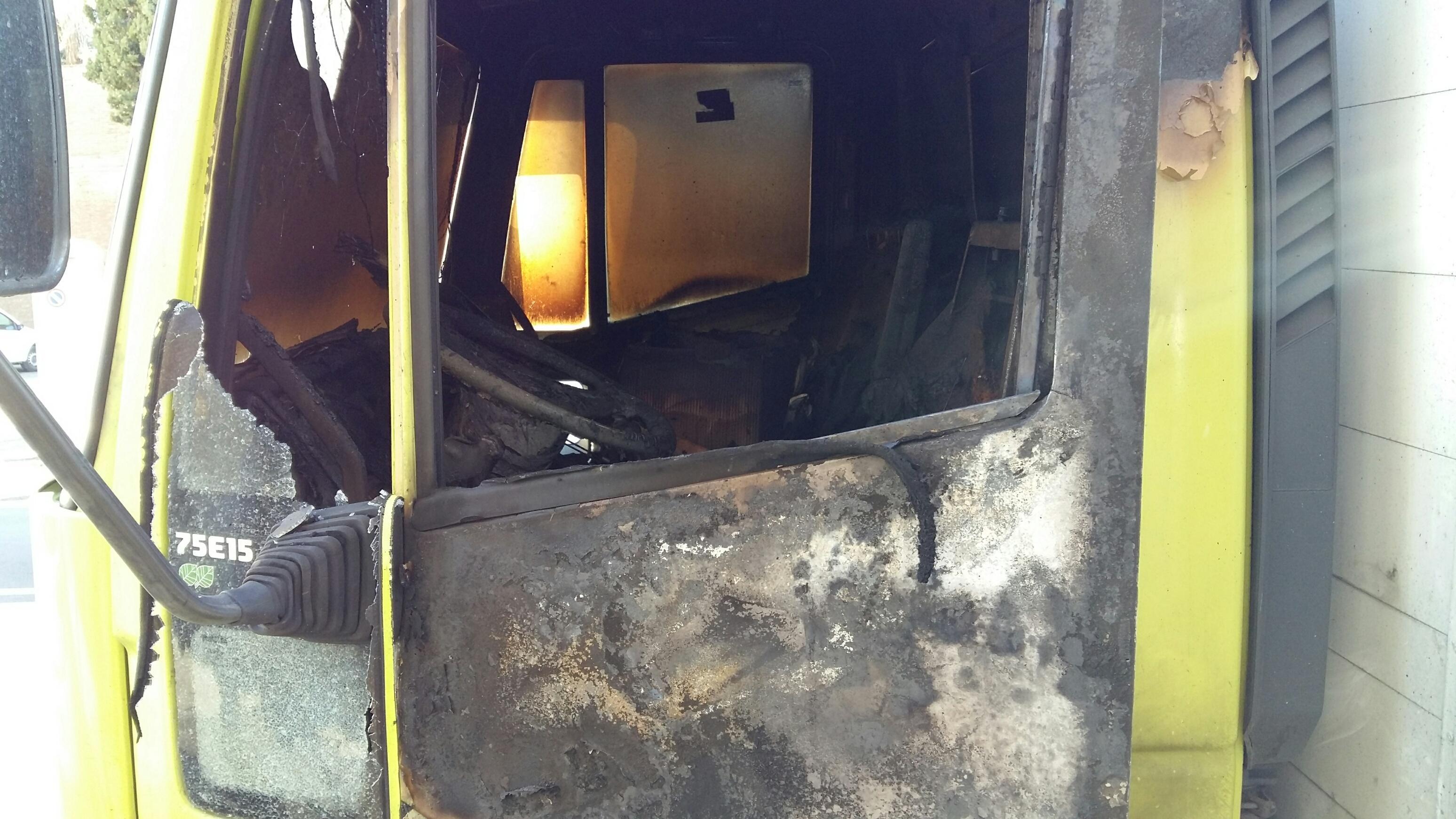 In fiamme l'abitacolo di un furgone in via Pomeria