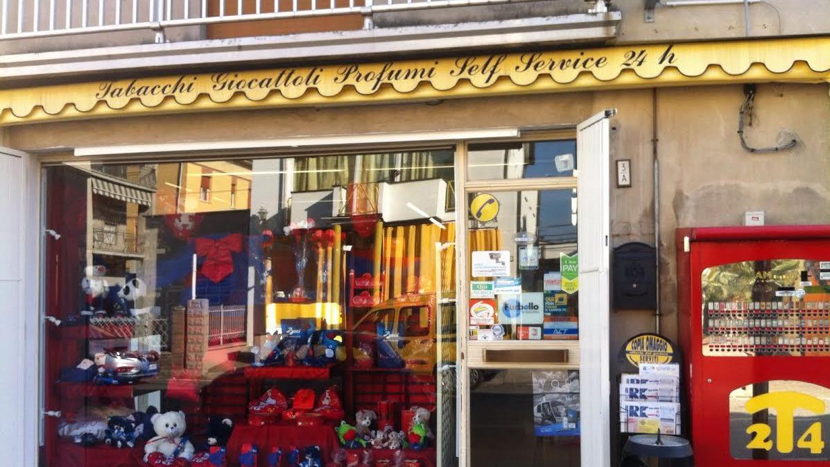 Guastalla: tabaccaio rapinato e ferito con il cutter