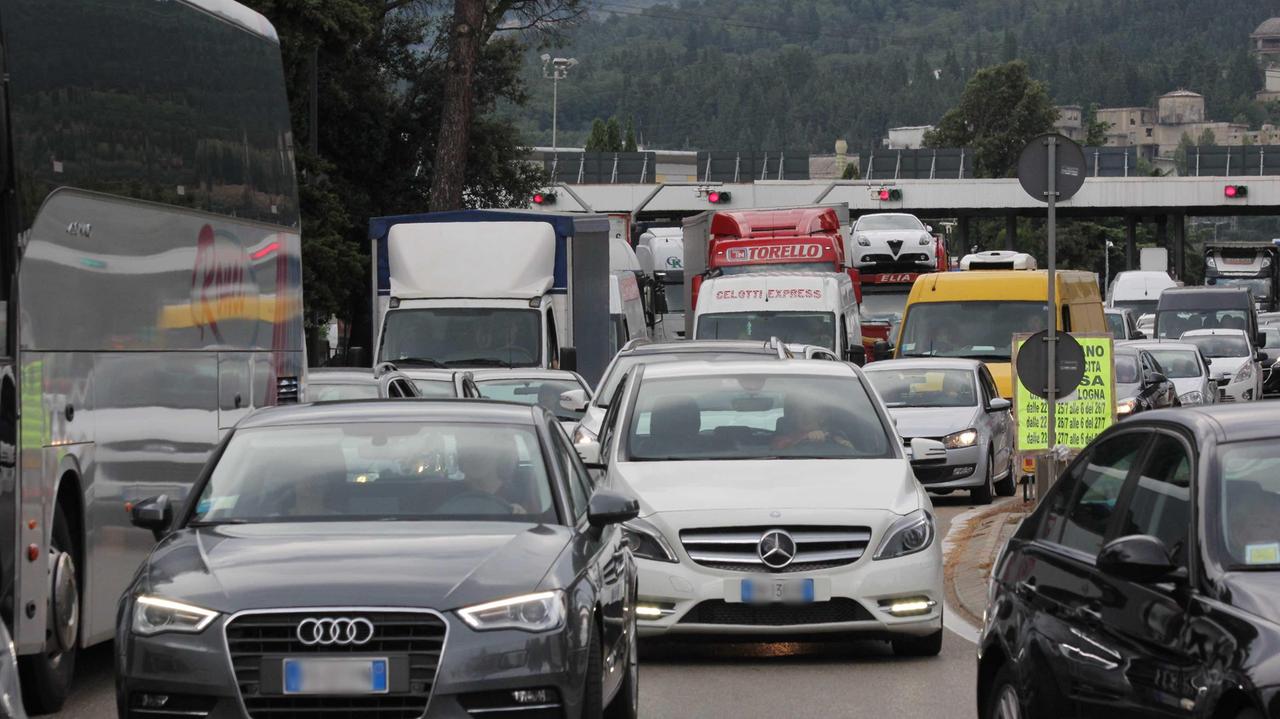 Tamponamento tra quattro tir, traffico bloccato per un'ora sull'A1