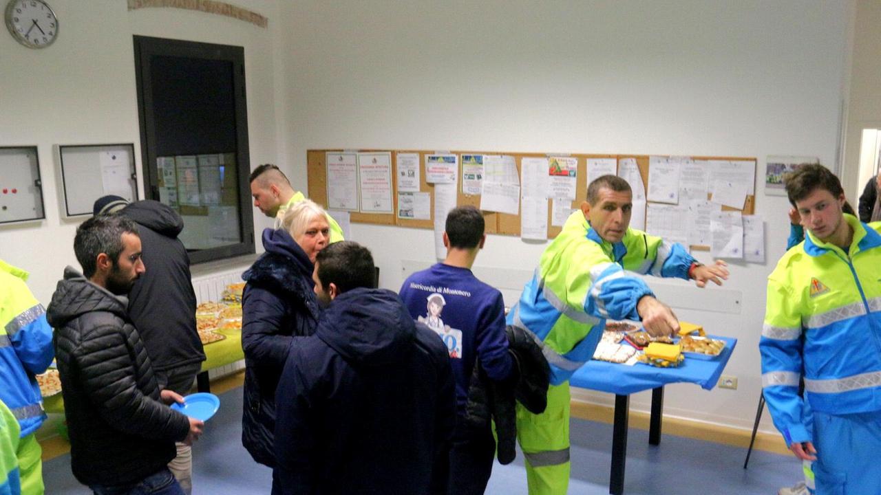 Volontari della Misaericordia di Montenero al lavoro (foto di archvio)