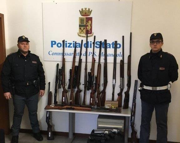 Mirandola, punta la pistola contro un corriere. Scoperto un arsenale in casa 