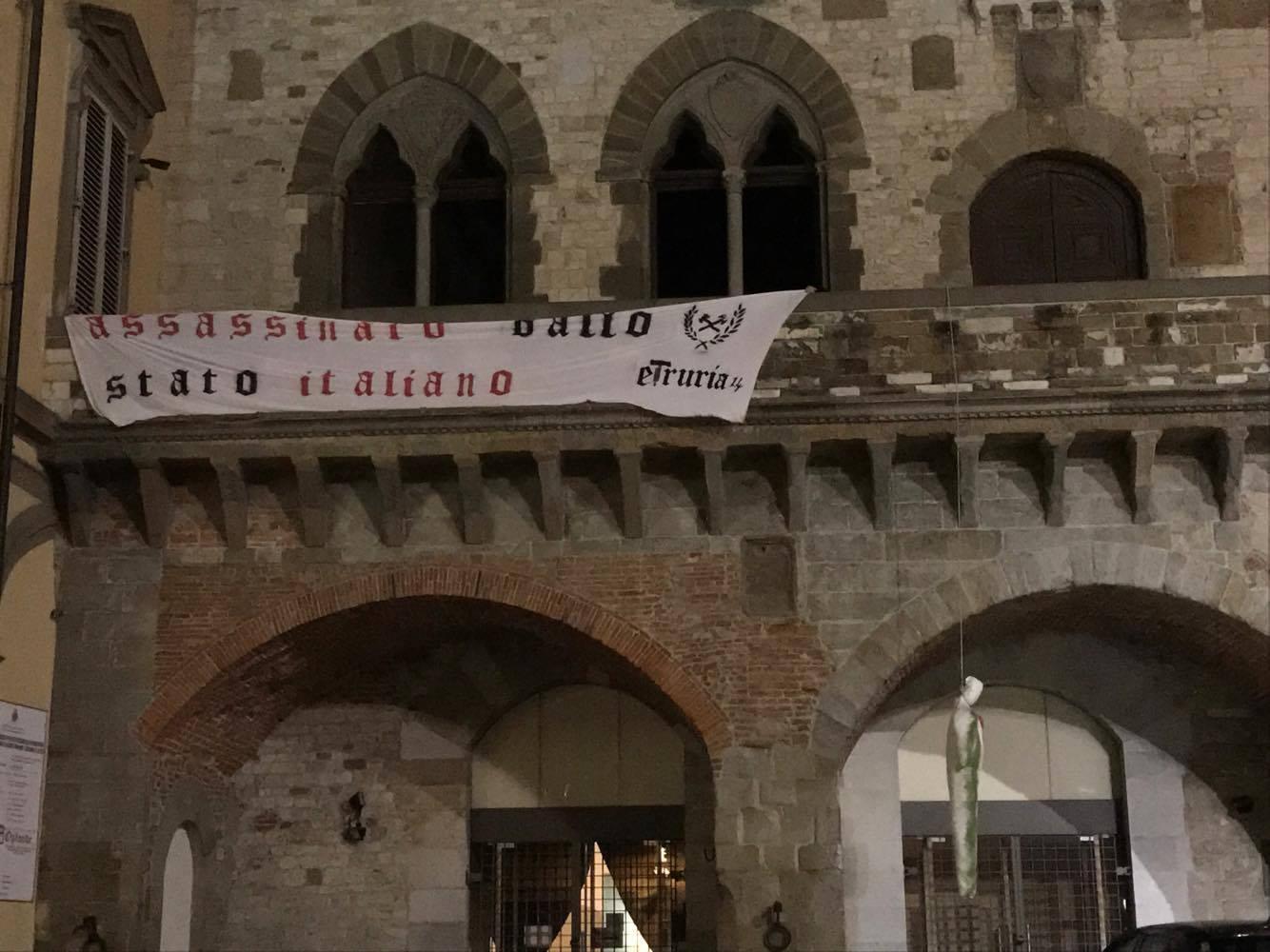 La finta impiccagione del fantoccio sul balcone del Pretorio