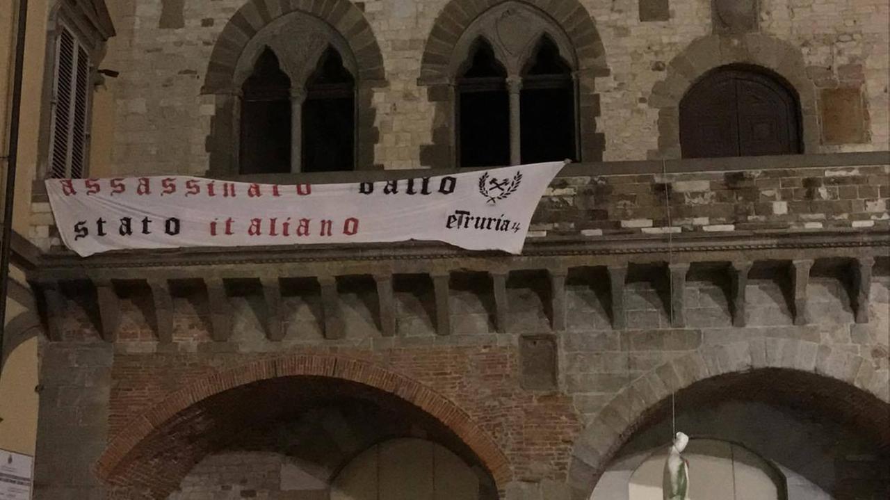 La finta impiccagione del fantoccio sul balcone del Pretorio