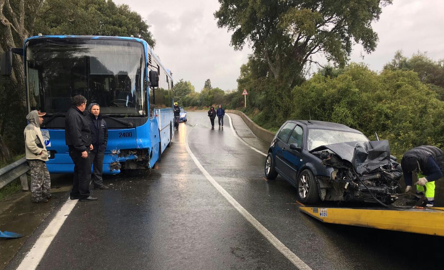 Auto contro pullman a Villacidro, due feriti gravi
