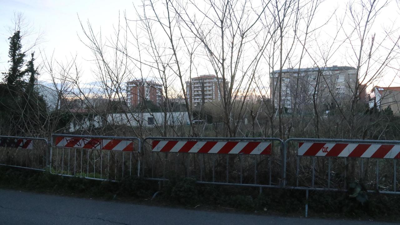 L'area privata adiacente alla scuola dove hanno trovato amianto (Repetti/Pentafoto)