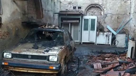 L'annesso agricolo bruciato (foto dei vigili del fuoco di Cecina)