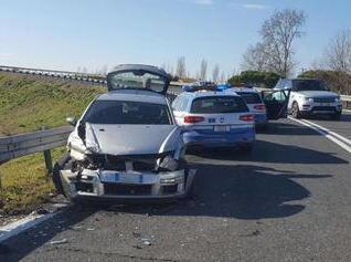 L'auto dopo lo scontro con la polizia