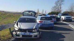 L'auto dopo lo scontro con la polizia