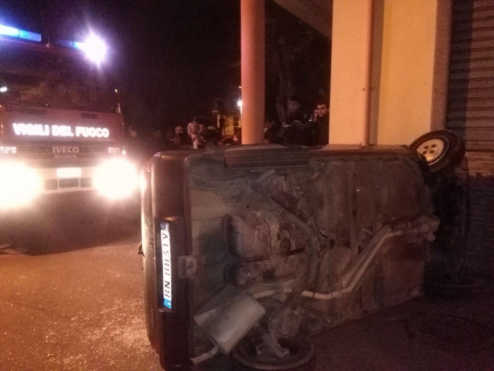 Furtei, l'auto finisce contro un palo e si ribalta: un ferito