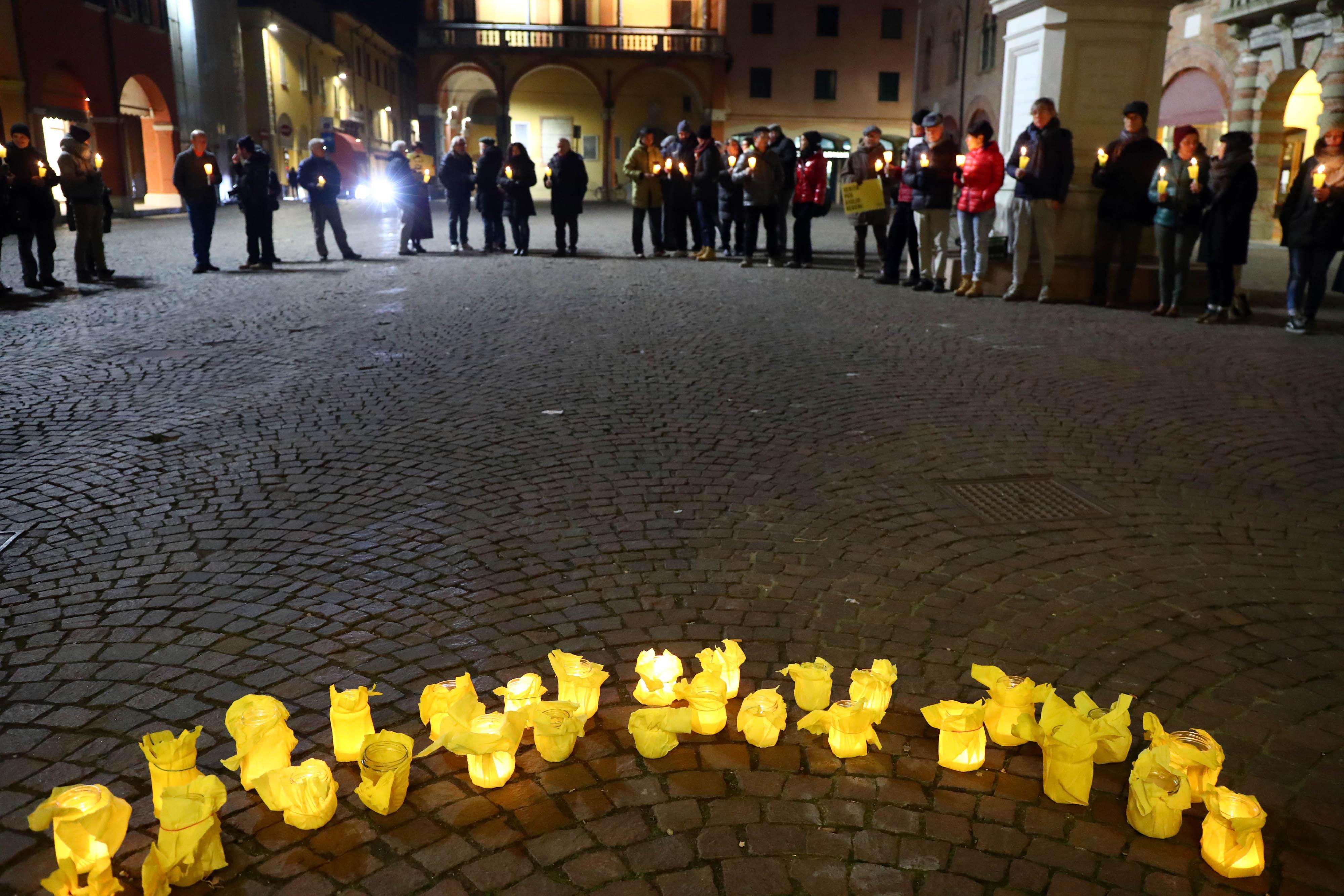 Per Giulio cento candele in piazza