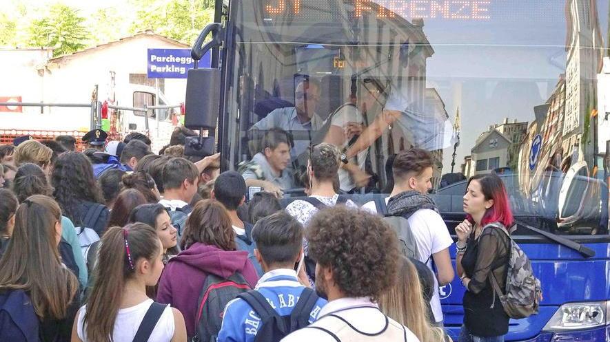 Bus strapieni, studenti infuriati: faccia a faccia col Copit