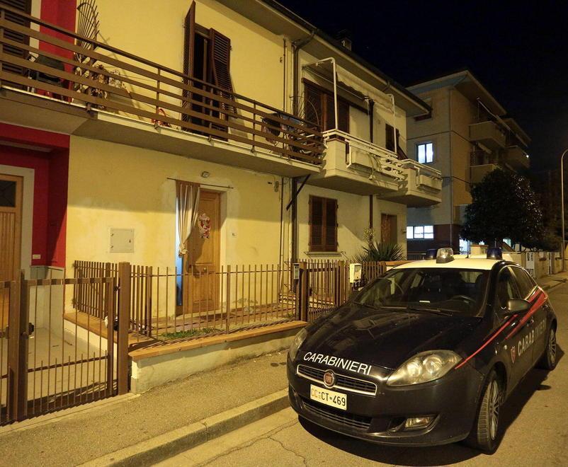 Cade giù dal terrazzo a 25 anni 