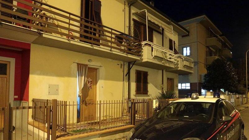 Cade giù dal terrazzo a 25 anni