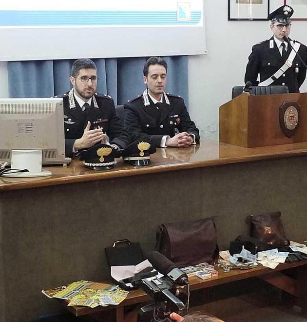 Minacciano e legano famiglia di tabaccai: arrestati dopo un’ora 