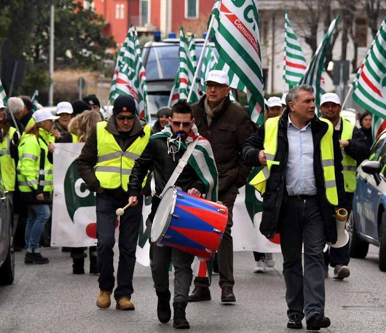 Ancora in strada gli operai Costa, il responso mercoledì 